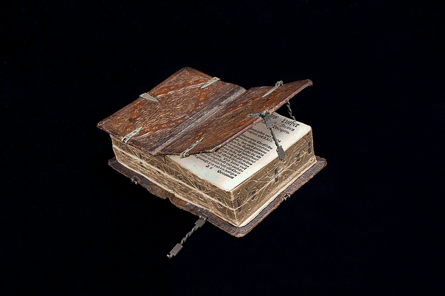 XVI-wieczna książka otwierana na 6 sposobów –  