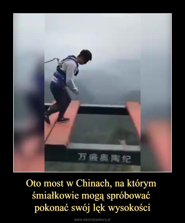 Oto most w Chinach, na którym śmiałkowie mogą spróbować pokonać swój lęk wysokości –  
