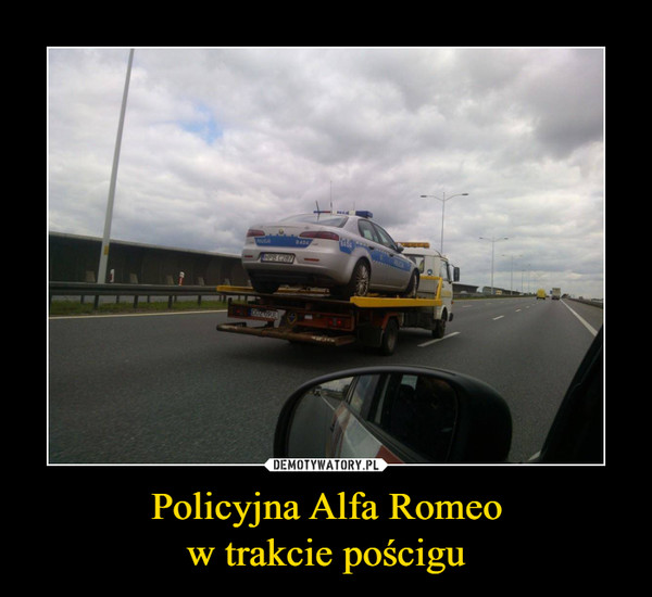 Policyjna Alfa Romeow trakcie pościgu –  