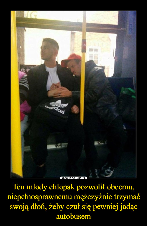Ten młody chłopak pozwolił obcemu, niepełnosprawnemu mężczyźnie trzymać swoją dłoń, żeby czuł się pewniej jadąc
autobusem