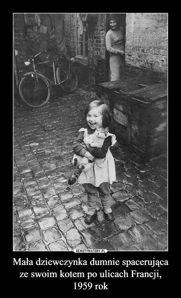 Mała dziewczynka dumnie spacerująca ze swoim kotem po ulicach Francji,
1959 rok