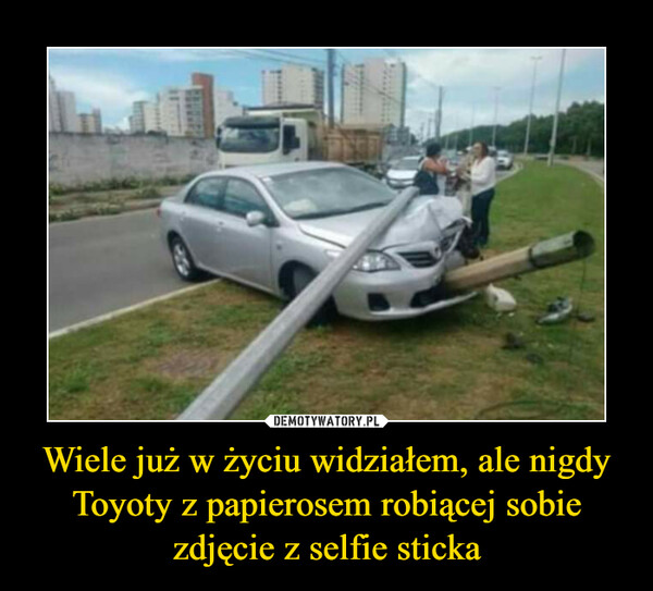 Wiele już w życiu widziałem, ale nigdy Toyoty z papierosem robiącej sobie zdjęcie z selfie sticka