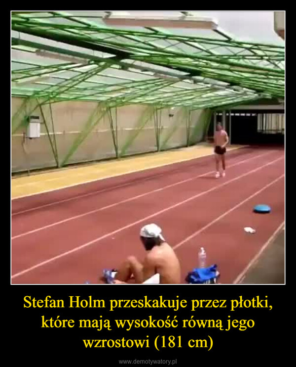Stefan Holm przeskakuje przez płotki, które mają wysokość równą jego wzrostowi (181 cm) –  