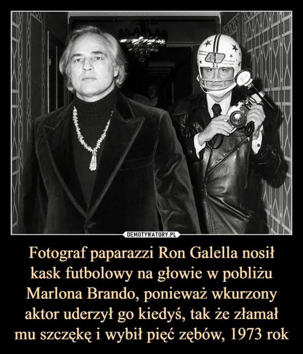 Fotograf paparazzi Ron Galella nosił kask futbolowy na głowie w pobliżu Marlona Brando, ponieważ wkurzony aktor uderzył go kiedyś, tak że złamał mu szczękę i wybił pięć zębów, 1973 rok –  