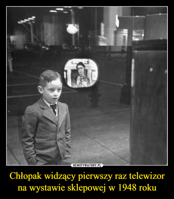 Chłopak widzący pierwszy raz telewizor na wystawie sklepowej w 1948 roku