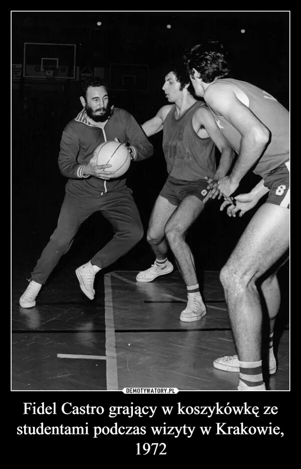 Fidel Castro grający w koszykówkę ze studentami podczas wizyty w Krakowie, 1972