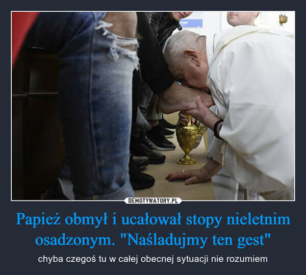 Papież obmył i ucałował stopy nieletnim osadzonym. "Naśladujmy ten gest"